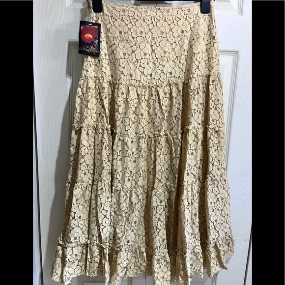 La Classe Couture Floral Lace Tiered Skirt in Size Small in Light Beige - Picture 2 of 3